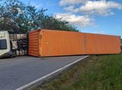 Tombamento de caminhão provoca bloqueio total de trecho da BR-101, em Flexeiras


