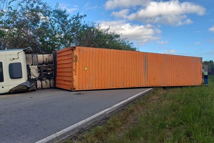 Tombamento de caminhão provoca bloqueio total de trecho da BR-101, em Flexeiras