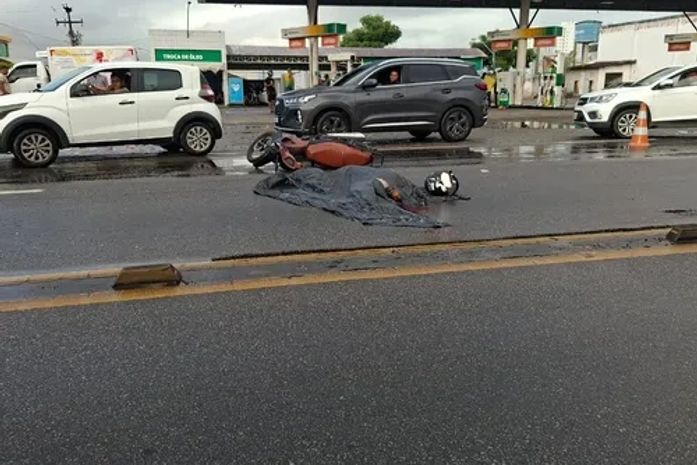 Motociclista morre após acidente envolvendo caminhão na Avenida Menino Marcelo