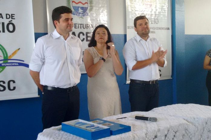 Rui entrega carteirinhas de identificação e aguarda porte de arma para guarda municipal