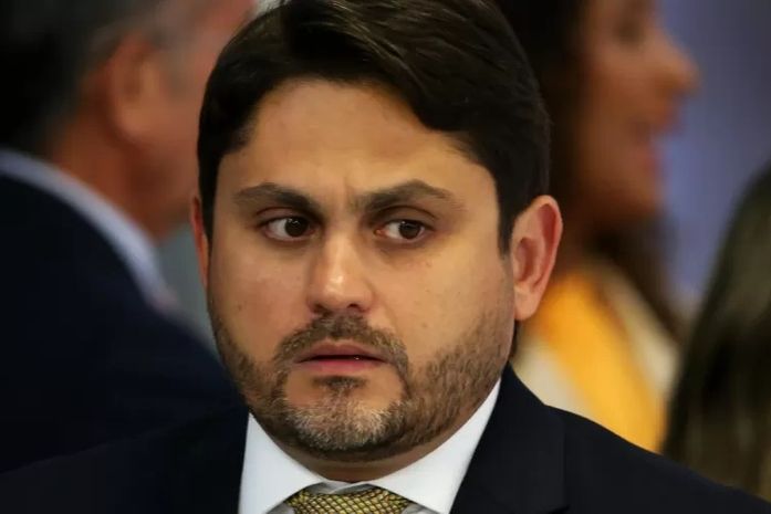 Barroso, do STF, decreta bloqueio de bens do ministro Juscelino Filho