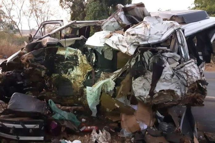 Acidente entre caminhão e van deixa 13 mortos em Minas