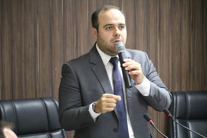 Advogado especialista em Direito Empresarial, Arthur Toledo