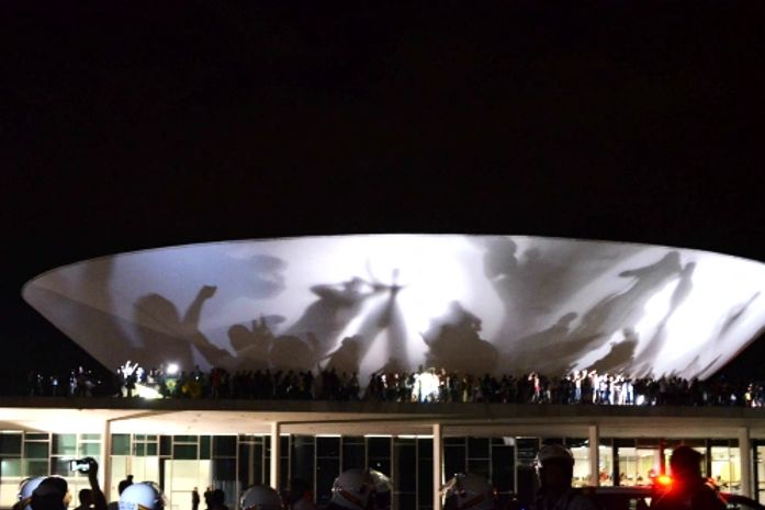 Manifestantes projetam suas sombras sobre o Congresso Nacional