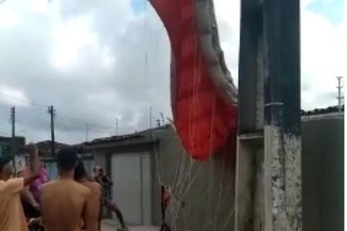 Homem descarta paraquedas em pleno salto e equipamento fica pendurado em fio de alta tensão, em Maceió