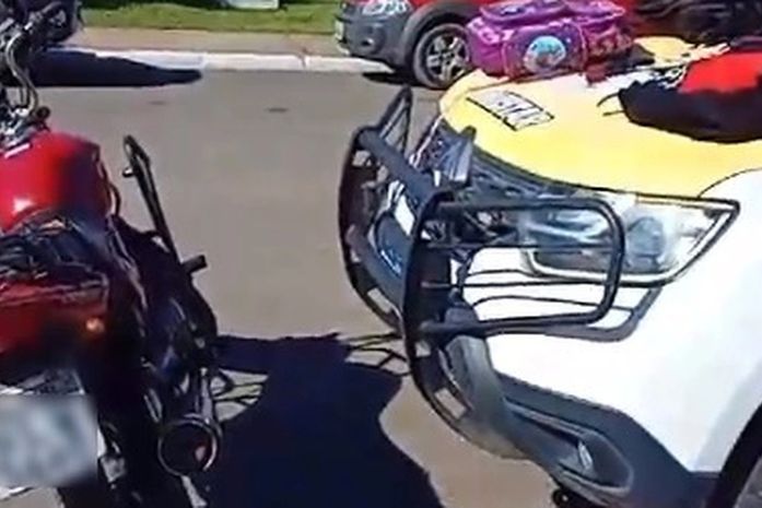 Dupla com facão e simulacro de arma de fogo é presa após cometer assaltos, em Arapiraca