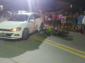 Motociclista morreu no local; condutor do carro fugiu após o acidente.