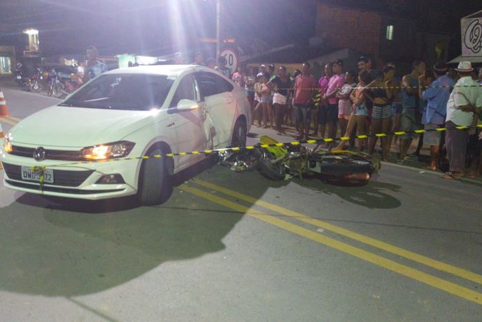 Motociclista morreu no local; condutor do carro fugiu após o acidente.