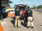 PRF prende dupla com carro roubado e papelotes de maconha, na BR316
