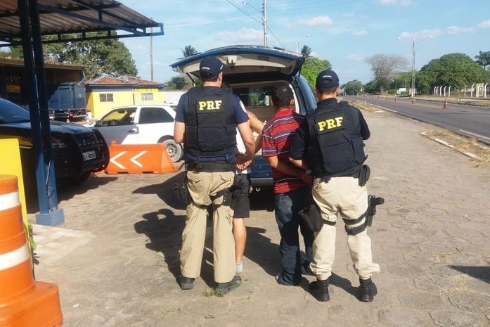 PRF prende dupla com carro roubado e papelotes de maconha, na BR316