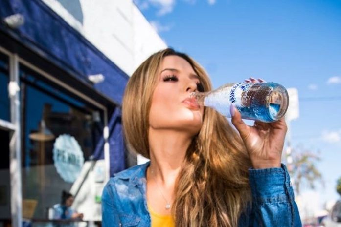 Mulher bebendo água