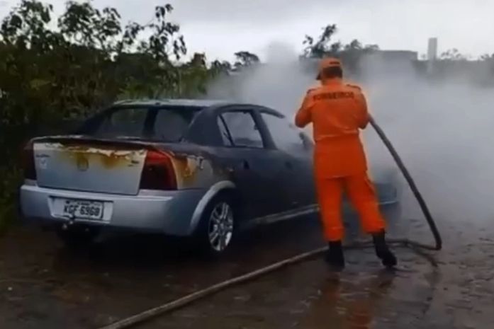 Veículo pegou fogo na tarde desta segunda-feira (2), em Arapiraca