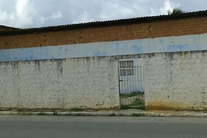 Jovens são rendidos por assaltantes dentro de casa Pastoral