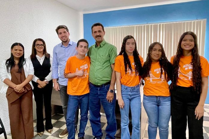 Marlan Ferreira recepciona alunos limoeirenses após viagem ao Vale do Silício (EUA)