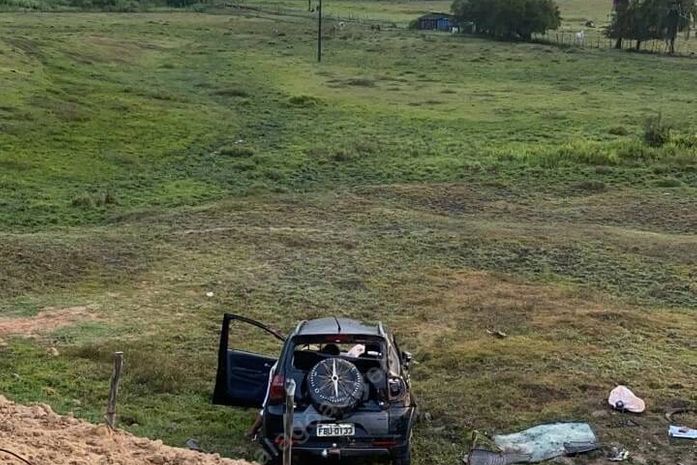 Quatro pessoas ficam feridas após carro capotar em São Miguel dos Campos