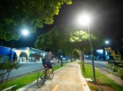 Instalação de postes é concluída nas ciclovias da Fernandes Lima e Durval de Góes Monteiro