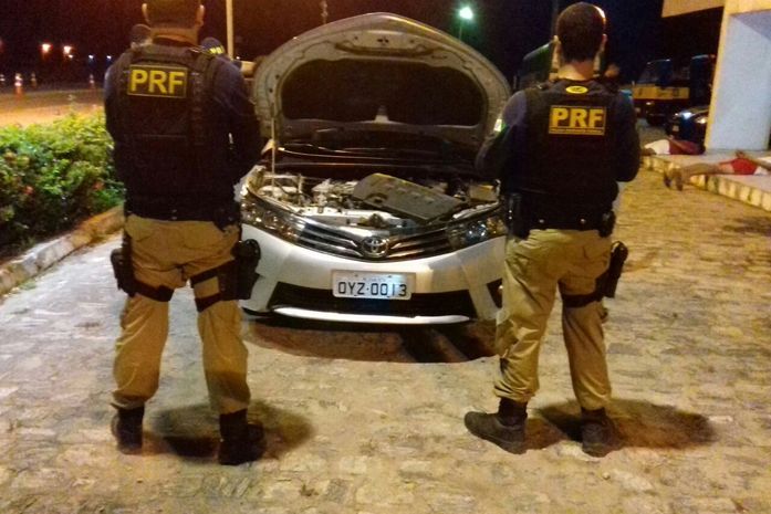 Dois homens são presos com veículo adulterado