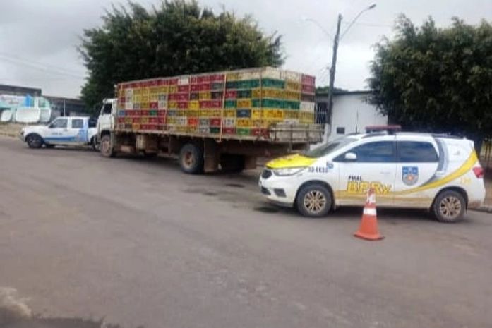 Motorista do caminhão fugiu de abordagem, mas foi localizado e preso horas depois.
