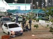 Suspeitos foram interceptados em estacionamento de estabelecimento, após perseguição policial. 