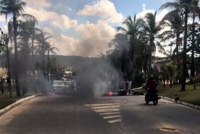 Trabalhadores da Praia do Gunga fecham rodovia contra medida do decreto estadual