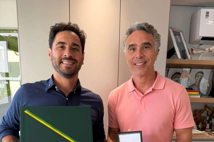 André Castro recebe medalha ‘Prefeitos pela Alfabetização das Crianças’ em razão do trabalho desenvolvido em Santana do Mundaú