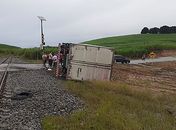 Caminhão tomba após colidir com VLT, em Rio Largo; veja vídeo