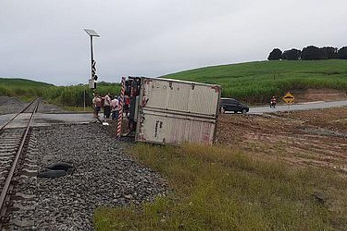 Caminhão tomba após colidir com VLT, em Rio Largo; veja vídeo