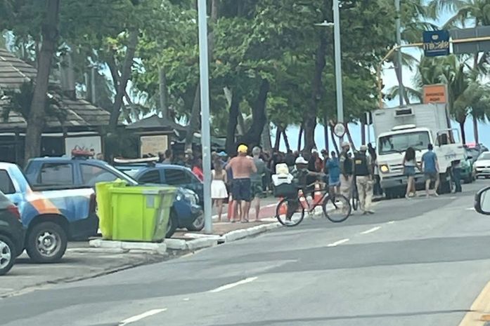 Demolição de barraca de praia na Ponta Verde provoca trânsito intenso; estabelecimento tem risco de desabamento