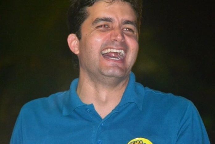 Rui Palmeira entrega presente de Páscoa a Renan Filho