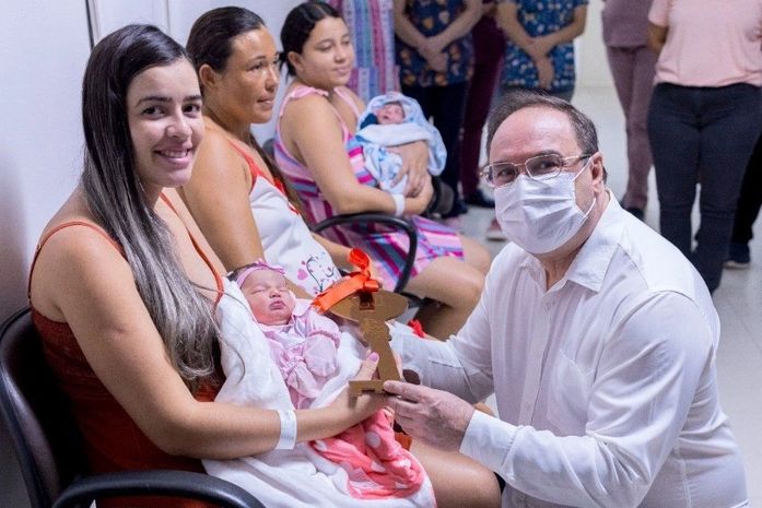 Luciano Barbosa entrega chave da cidade para a bebê-prefeita em Arapiraca