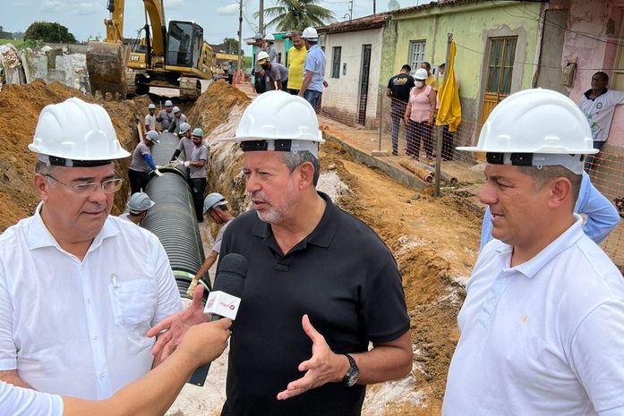 Arthur Lira vistoria obras de saneamento e drenagem em São Miguel dos Campos
