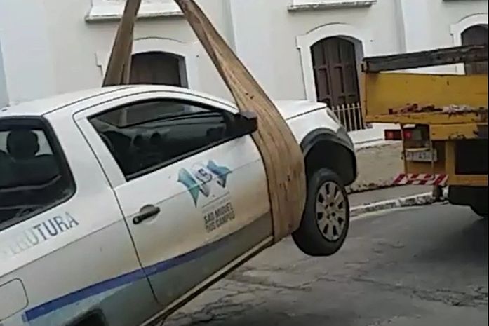 Carros da Prefeitura sendo guinchados em São Miguel dos Campos vira 'piada' na web