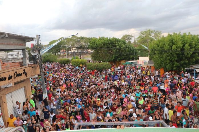 Bloco Pompeu arrasta multidão e agita terceiro dia de carnaval em Delmiro Gouveia