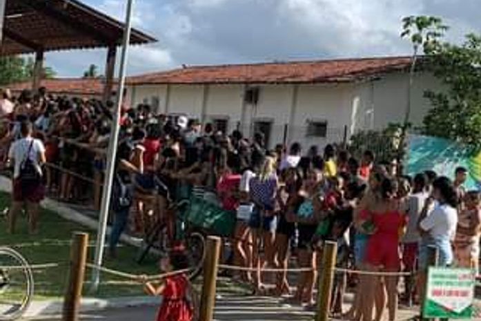 Teste de Covid oferecido por Prefeitura para acesso a show provoca aglomeração em Capela 