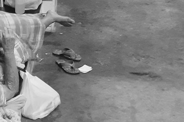 O turismo enche de gente faminta as portas dos supermercados, em Maceió,AL.