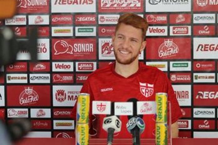 Ferrugem, volante do Clube de Regatas Brasil.