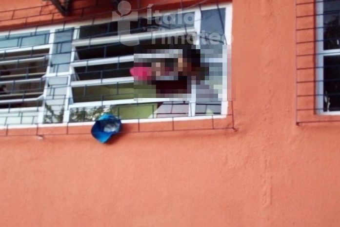 Suspeito ficou com a cabeça presa na janela