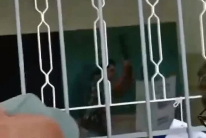 Homem é detido e levado à PF após quebrar urna eletrônica em GO