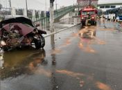 Trânsito na Avenida Fernandes Lima fica lento após motorista colidir em poste