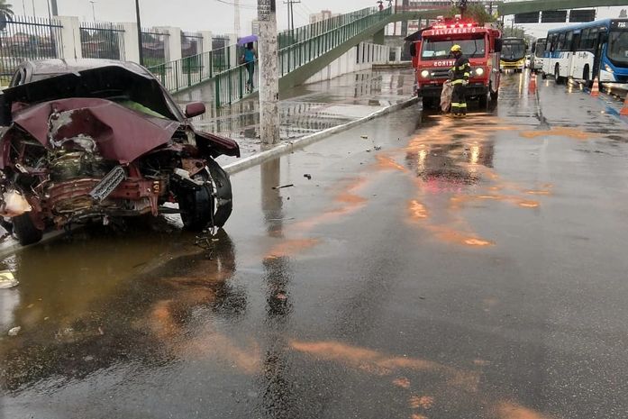 Trânsito na Avenida Fernandes Lima fica lento após motorista colidir em poste