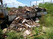 Condutor de caminhão tentava descartar barro, plástico e madeira em um terreno na Avenida Menino Marcelo, na Via Expressa