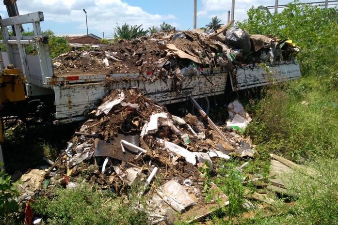 Condutor de caminhão tentava descartar barro, plástico e madeira em um terreno na Avenida Menino Marcelo, na Via Expressa