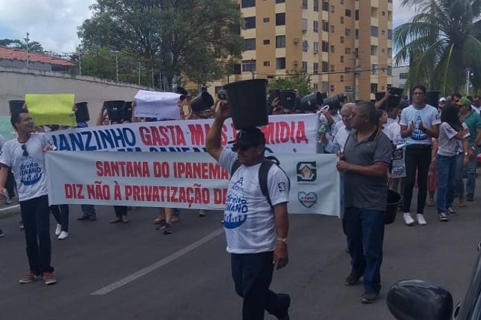Contra privatização da Casal, servidores realizam protesto em Maceió