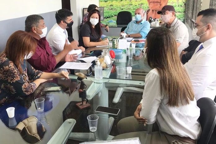 Lívia Carla, acompanhada dos vereadores Robson Santos, Elbanise e Simony ; além do secretário de turismo Sergio da Silva, o advogado Alisson Lima e do procurador do município Michel Almada, durante encontro com Jaime Silva