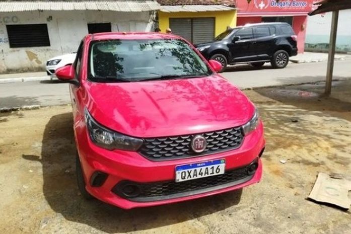 Carro que havia sido furtado foi recuperado pela polícia nesta segunda