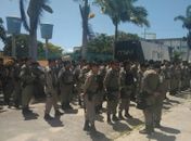 Policiais em frente ao prédio da Esmal