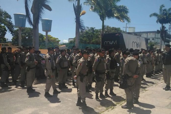Policiais em frente ao prédio da Esmal