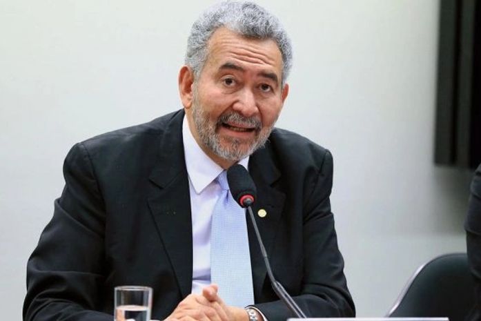 Paulão diz que Câmara não pode mais se omitir às ameaças de Eduardo Bolsonaro contra o Brasil