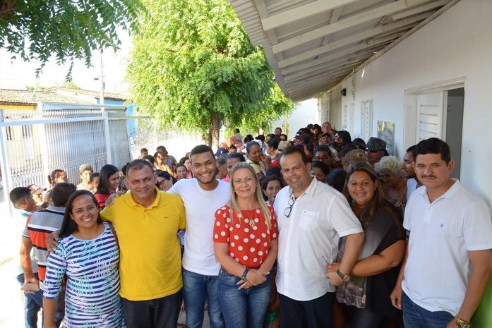 Prefeita Santana Mariano, fez a entrega de Cestas Básicas a família carente de Major Izidoro