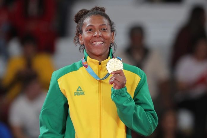 Rafaela Silva com a medalha conquistada no Pan de Lima.
